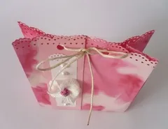 sac cadou de hârtie cu mâinile