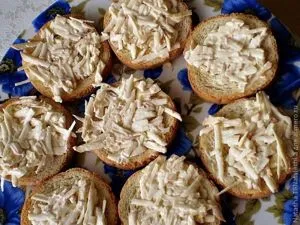Sandvișuri cu roșii și brânză (brânză) Sandwich-uri cu roșii și brânză