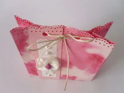 sac cadou de hârtie cu mâinile