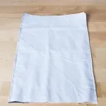 Perdele pe fereastra cu mâinile Perdele pe fereastra cu mâinile