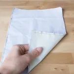 Perdele pe fereastra cu mâinile Perdele pe fereastra cu mâinile