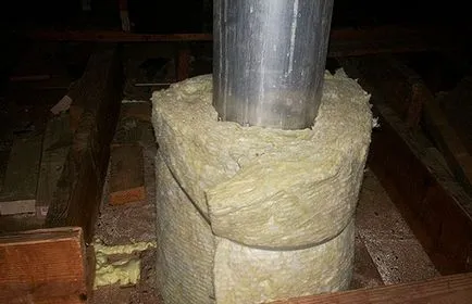 Coșul de fum cald (metal) pe stradă cu mâinile lor