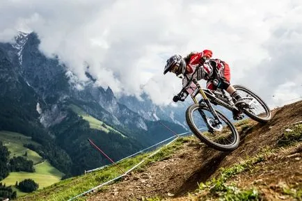 Downhill ca o disciplină ce este, o fotografie și video (în jos) Downhill ca o disciplină ce este, o fotografie și video