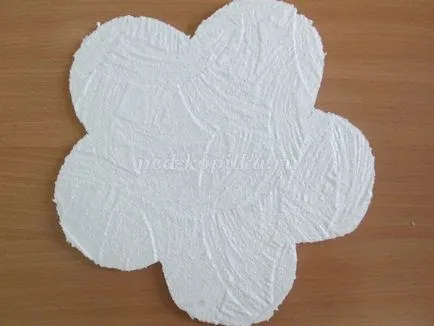 Florile din țiglele cu mâinile lor