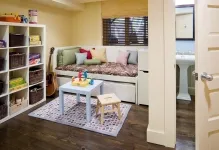 Colțul copiilor într-un apartament studio ca să pună un pat de fotografie, construcții, zonarea pentru