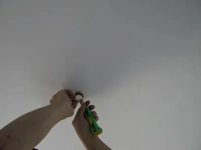 O gaură în tavan ca întindere reparată (o gaură în tavanul unei tensiuni ca până aproape de modul în care să închidă gaura din tavan a tensiunii posibil pentru a sigila gaura din tavan tensiune) O gaură în tavan ca o tensionare reparată