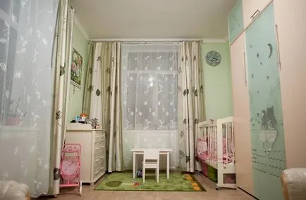 Colțul copiilor într-un apartament studio ca să pună un pat de fotografie, construcții, zonarea pentru