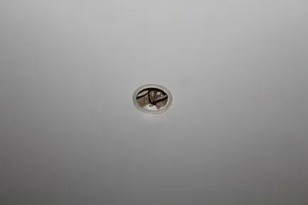 O gaură în tavan ca întindere reparată (reparat) O gaură în tavan ca o tensionare reparată