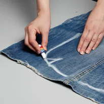 saci de denim cu mâinile lor