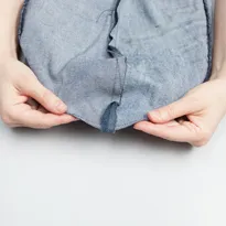 saci de denim cu mâinile lor
