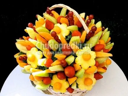 buchet fructat, cu mâinile lor
