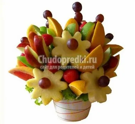 buchet fructat, cu mâinile lor