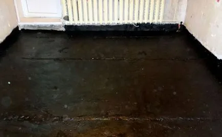 Hidroizolarea înainte sau după acoperire a pardoselii, și pe partea de sus a sapa de beton uscat în apartament, dacă este necesar
