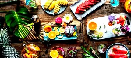 gyümölcsöt eszik