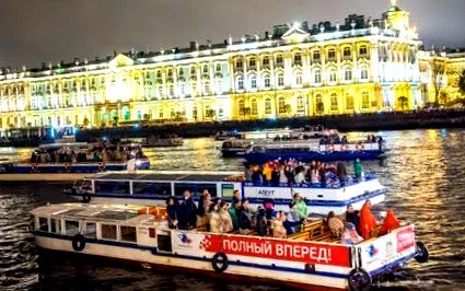 érkező turisták