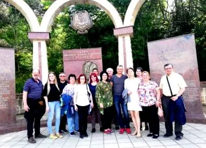 біля воріт