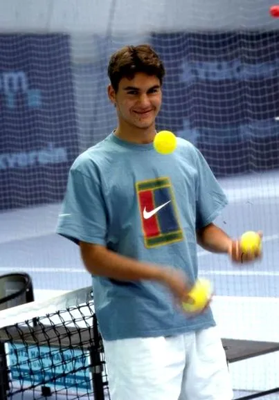 egyszer jelenik
