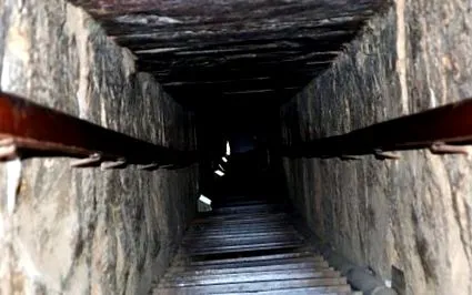 több ezer