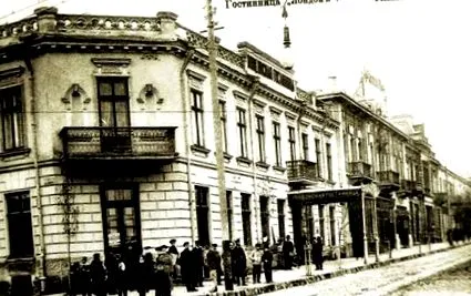 лаштунками