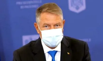учествува