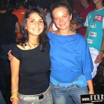 segített