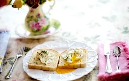 sajtja több