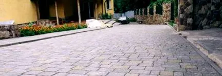 udvar burkolatának