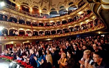 Román Opera hogyan