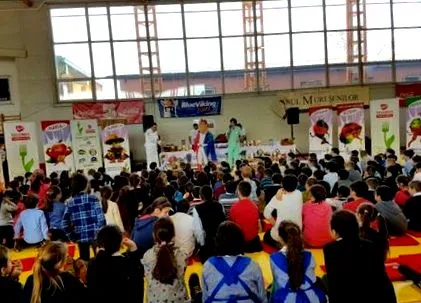 како