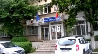között akik