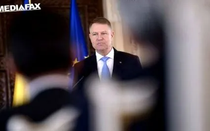 kezébe