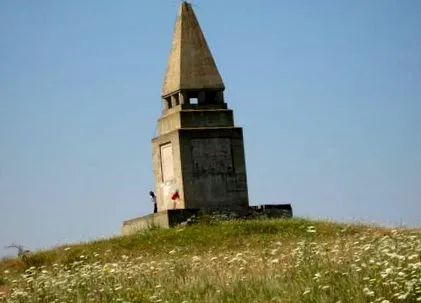 km-re található