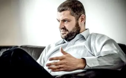 három