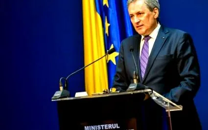érkezik miniszter