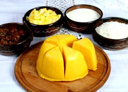 történik