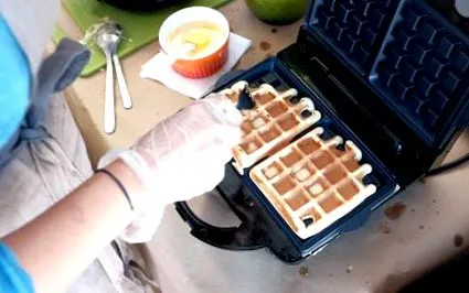 embereket megtanítja