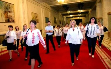 több beléjük