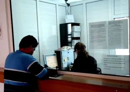 постачальником