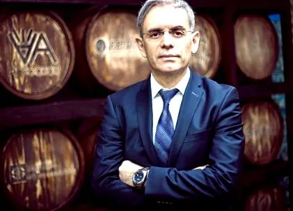 román ügyvezető
