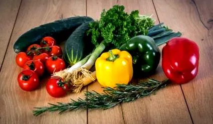 също