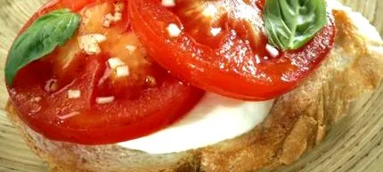 într-o tigaie mozzarella