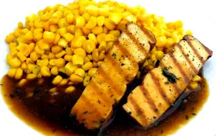 într-o tigaie tofu