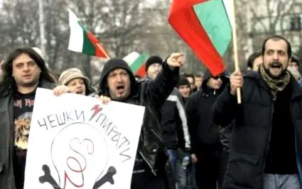 împotriva scandând