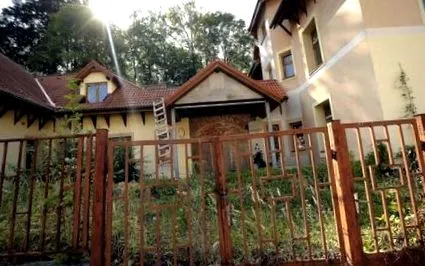 părăsește