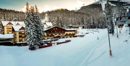 într-un hotel