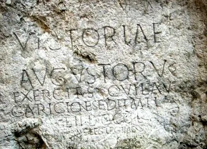 stânca inscripție