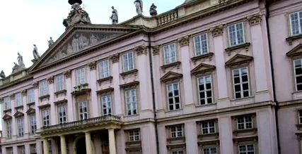 palatul prezenta