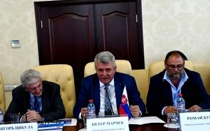 противоречивият