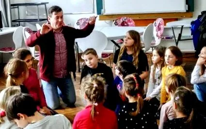 puține