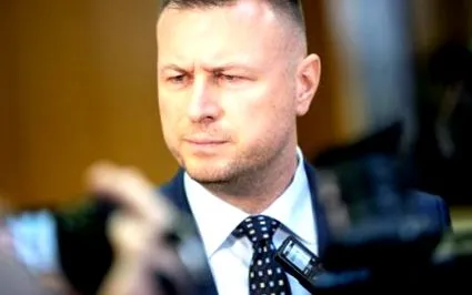според трябва